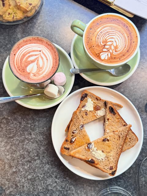 Hot chocolate, latte and raisin toast